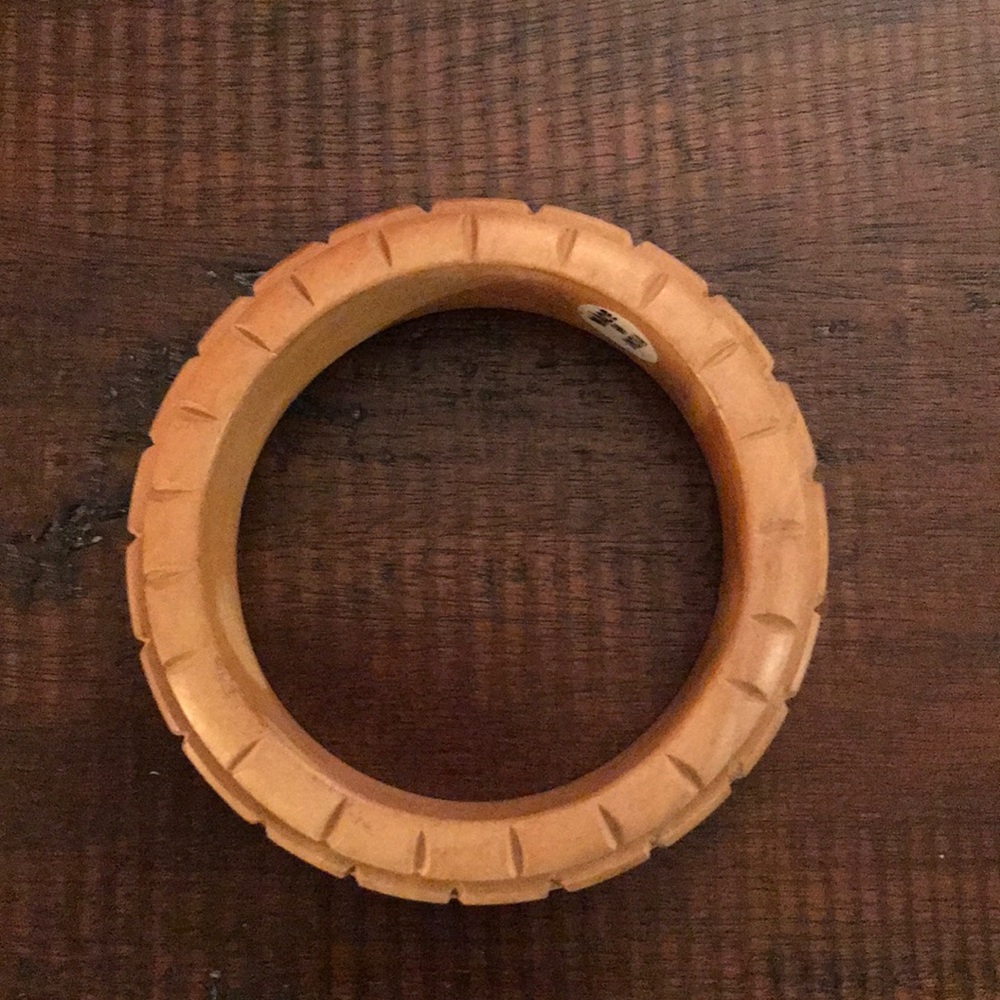 NEW! Vintage Carved Wood Bangle Bracelet - Picture 2 of 5